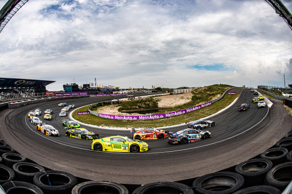 Die Hugenholtzbocht ist eine der spektakulären Steilkurven auf dem Circuit Zandvoort