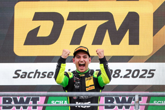 Großer Jubel über den Sieg am Sachsenring bei Ayhancan Güven