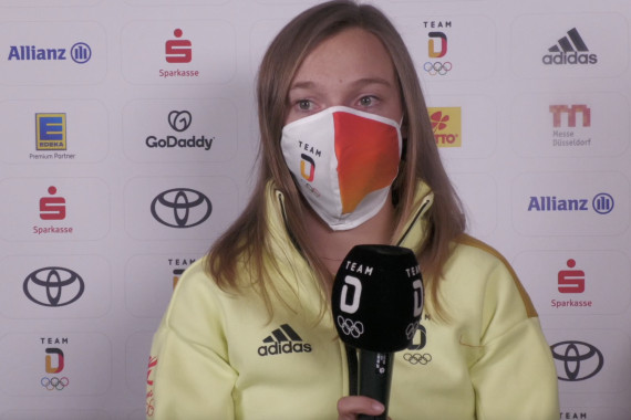 Skispringerin Katharina Althaus hat auf der Pressekonferenz u.a. über den Gewinn ihrer Silbermedaille gesprochen.