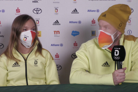 Skisprung-Bundestrainer Maximilian Mechler hat auf der Pressekonferenz u.a. über den Wettkampf von Silbermedaillen-Gewinnerin Katharina Althaus gesprochen.