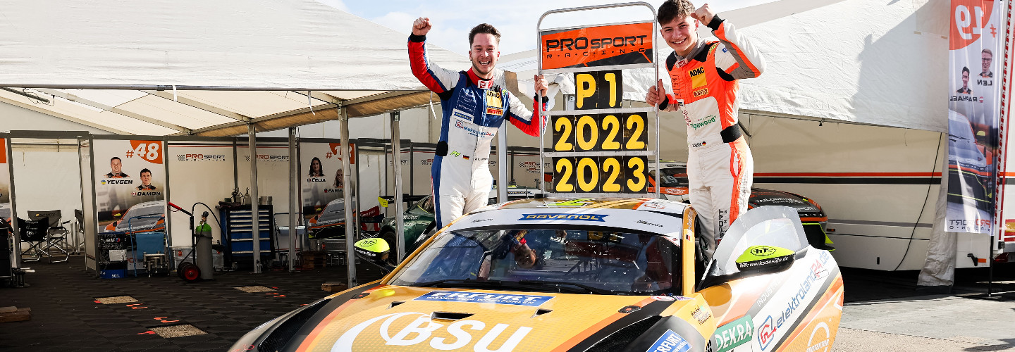 Die Champions Mike David Ortmann (li.) und Hugo Sasse mit dem Aston Martin Vantage GT4