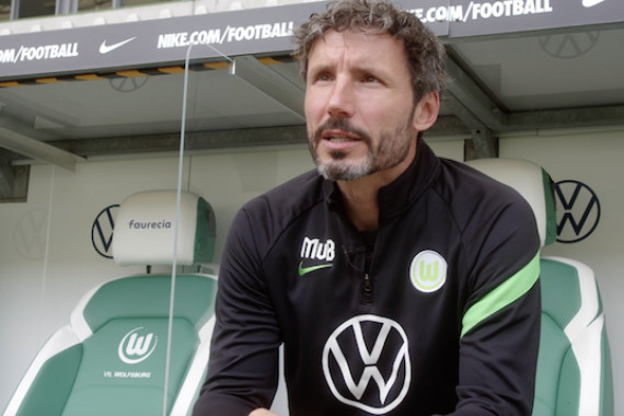 Exklusiv-Interview mit Wolfsburg-Trainer Mark van Bommel vor dem Champions-League-Auftakt seiner Mannschaft am Dienstag in Lille. Der Niederländer spricht u.a. über den Saisonstart, die Bundesliga-Aufgabe in Fürth und die Chancen in der CL-Gruppenphase.