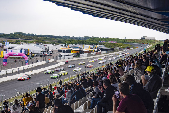 Die Zuschauer dürfen am DEKRA Lausitzring nicht nur auf die Tribünen, sondern auch wieder in das Fahrerlager