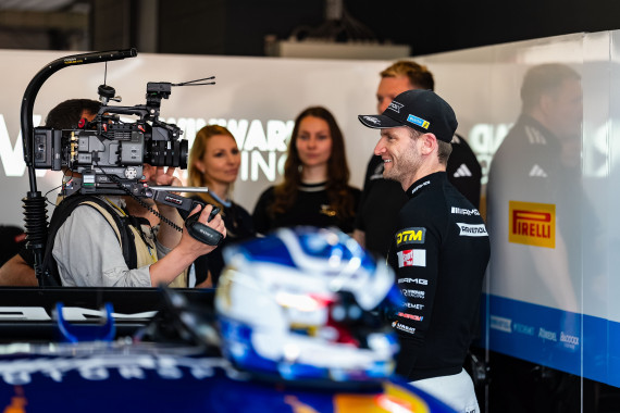Die Doku-Serie wird zudem bei ServusTV ON, Red Bull TV sowie dem offiziellen YouTube-Kanal der DTM zu sehen sein