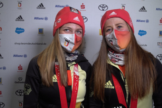 Die deutschen Skilangläuferinnen haben völlig überraschend Olympia-Silber mit der Staffel gewonnen. Im Interview sprechen die Athletinnen über ihren Erfolg.