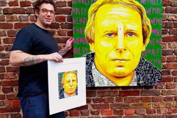 Künstler Flör mit seinem Werk „Vogts – Champ of Charity“,
mit dem Affordable Art und dem signierten Original
