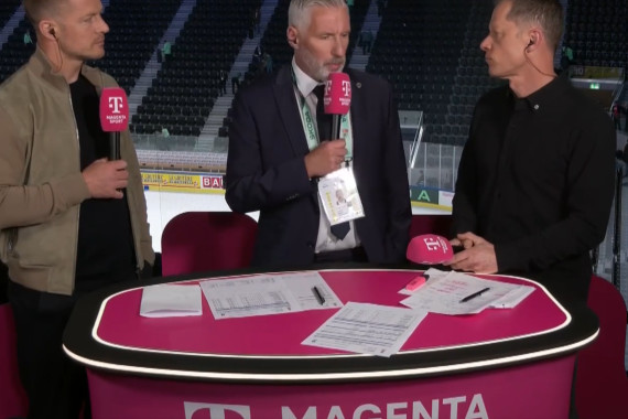(v.l.n.r.) MagentaSport WM-Experte Moritz Müller, Christian Künast, Vorstand Sport des DEB, und Moderator Sascha Bandermann