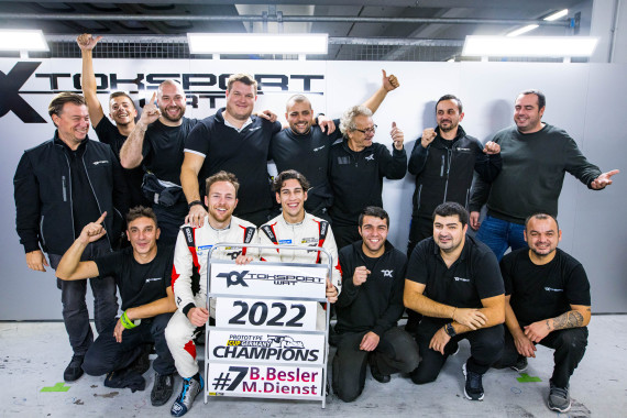 Die Champions Marvin Dienst (links) und Berkay Besler mit ihrem Team Toksport WRT