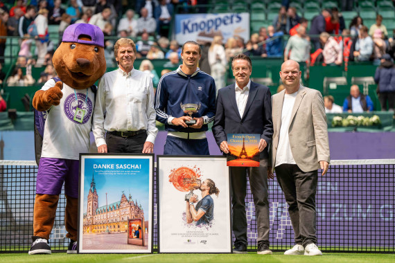 Das Turniermaskottchen der TERRA WORTMANN OPEN, DTB-Präsident Dietloff Von Arnim, French-Open-Champion Alexander Zverev, Turnierdirektor Ralf Weber und Vertreter der Wortmann AG Sven Wortmann bei der Ehrung des deutschen Grand-Slam-Siegers in Halle (Westfalen).