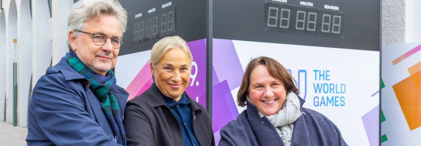 Die Countdown-Uhr auf dem Karlsruher Marktplatz wird feierlich gestartet. Von links: Dr. Frank Mentrup (Oberbürgermeister Karlsruhe & Präsident des Organisationskomitees), Anna Arzhanova (IWGA-Präsidentin), Theresa Schopper (Sportministerin Baden-Württemberg).