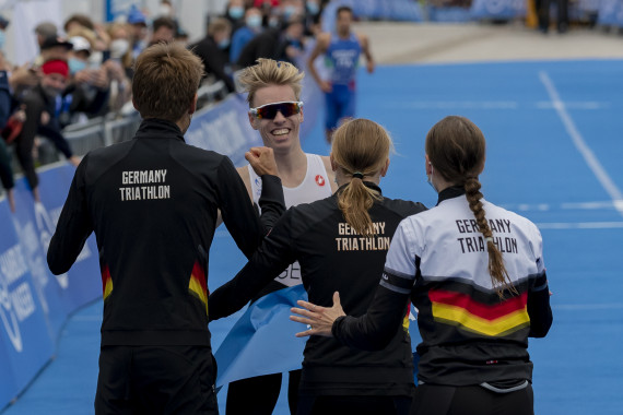 (von links) Lasse Priester, Tim Hellwig, Laura Lindemann und Marlene Gomez-Göggel beim Erfolg im Mixed Relay beim WTCS-Rennen in Hamburg 2021