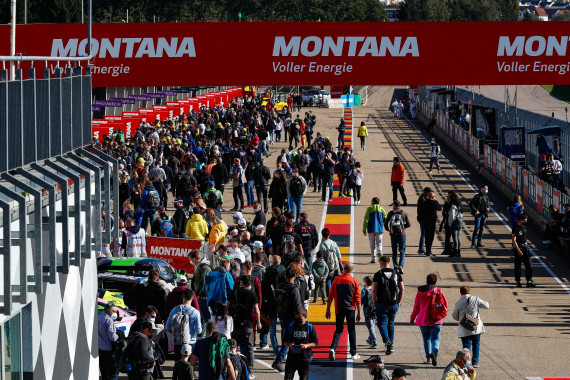 Beim Pitwalk können die Fans den Rennställen bei der Vorbereitung zuschauen