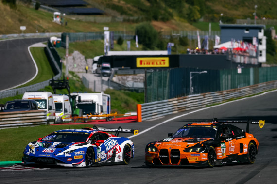 Im Duell auf der Strecke: Der Lamborghini Huracán GT3 Evo 2 von Hirsiger/Zulauf gegen den BMW M4 GT3 Evo von Zimmermann/Fourie