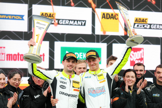 Champions der ADAC GT4 Germany- Lachlan Robinson (li.) und Denny Berndt