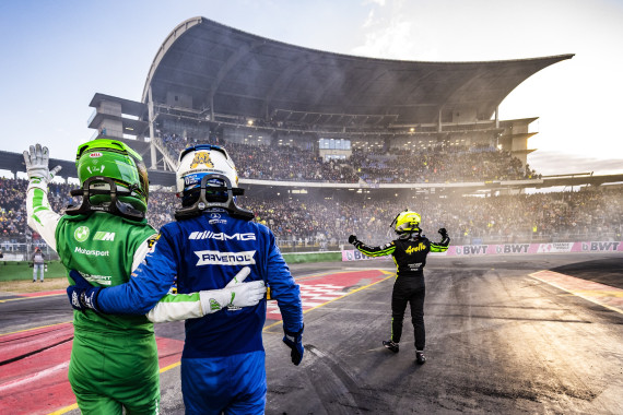 Besonderer Moment im Motodrom: Marco Wittmann, Maro Engel und Thomas Preining (l-r)
