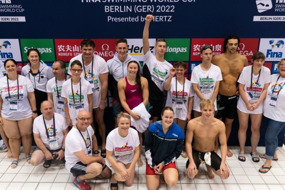 Special Olympics und FINA-Athlet*innen nach den gemeinsamen Staffeln beim FINA Weltcup in Berlin
