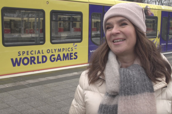 Im Interview spricht Eiskunstlauf-Olympiasiegerin Katarina Witt u.a. über ihre Vorfreude auf die Special Olympics World Games 2023 und über die Besonderheit der S-Bahn im Berliner Weltspiele Design.