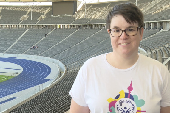 Im Interview spricht Juliana Rößler, Special Olympics Kanutin und Athletensprecherin, u.a. über die Präsentation der Sonderbriefmarke.
