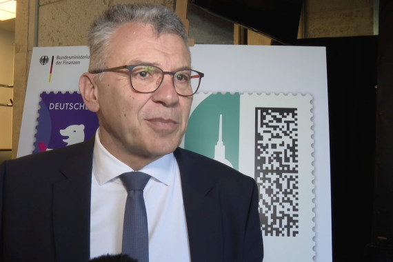 Im Interview spricht Werner Gatzer, Staatssekretär im Bundesministerium der Finanzen, u. a. über die Förderung der Sonderbriefmarke.