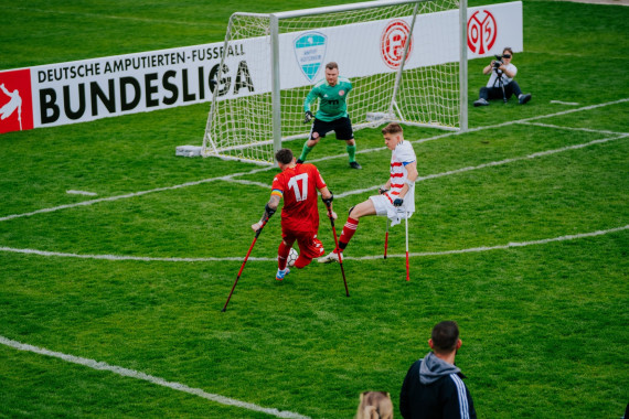 Mainz 05-Kapitän Stefan Schmidt (rotes Trikot) will in Wetzlar die Vorherrschaft der Düss