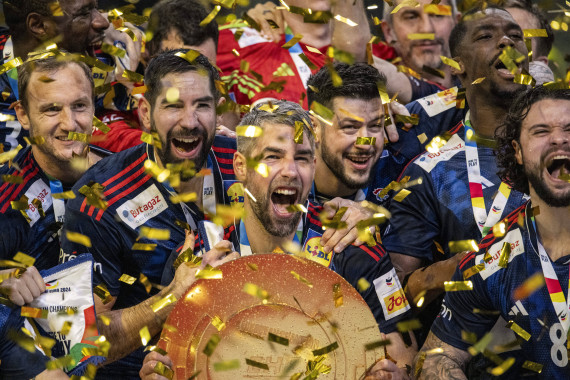 Französische Handballer feiern ihren EM-Triumph bei der EHF EURO 2024, Lanxess Arena, Köln, 28. Januar 2024.