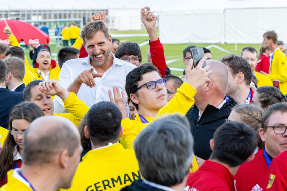 Dirk Nowitzki inmitten des Team SO Deutschland vor der Eröffnungsfeier