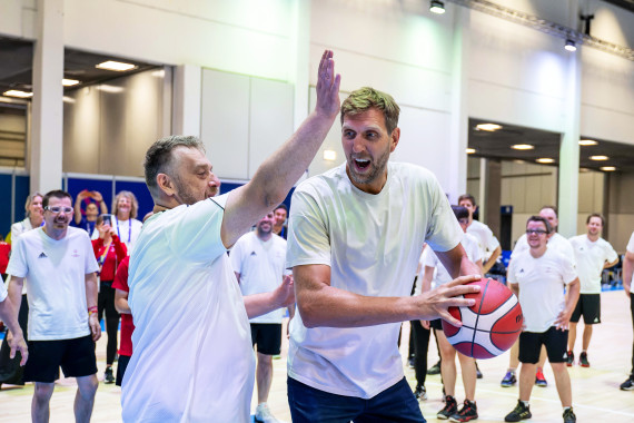 Dirk Nowitzki und Marco Klein vom Team SO Deutschland beim Basketball