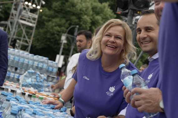 Schnittbilder von Bundesinnenministerin Nancy Faeser, die auf der Athletes' Party als Volunteer bei der Getränkeausgabe mitgeholfen hat.