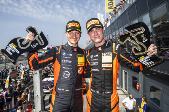 Die strahlenden Sieger: Tim Zimmermann und Leyton Fourie von FK Performance Motorsport