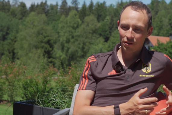 Im Interview spricht Kombinations-Olympiasieger Eric Frenzel über seine erfolgreiche Karriere und blickt auf seine Ziele in der kommenden Saison.