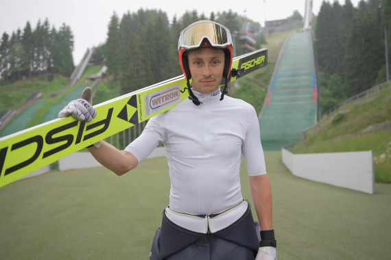 Kombinations-Olympiasieger Eric Frenzel beim Training auf der Fichtelbergschanze in Oberwiesenthal und beim Langlauftraining in Flossenbürg.