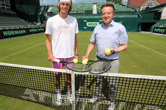 Turnierchef Weber begrüßte Olympiasieger Alexander Zverev am  Donnerstag auf dem Tennis-Point Court