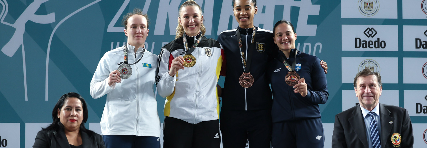 Johanna Kneer (Zweite von links) und DKV-Präsident Wolfgang Weigert beim offiziellen Siegerehrungs-Foto