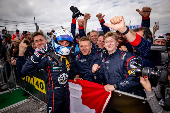 Jubel über Platz eins bei Jack Aitken und Emil Frey Racing