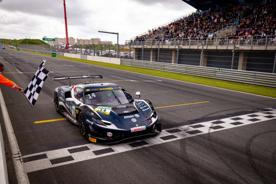 ubel über Platz eins bei Jack Aitken und Emil Frey Racing