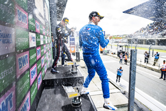 Bei der Sektdusche auf dem Podium war René Rast mittendrin