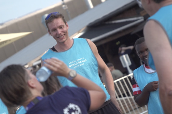 Das Beachvolleyball-Nationalteam Clemens Wickler/Nils Ehlers beteiligte sich im Rahmen der Special Olympics World Games in Berlin an einem Unified-Team-Match.