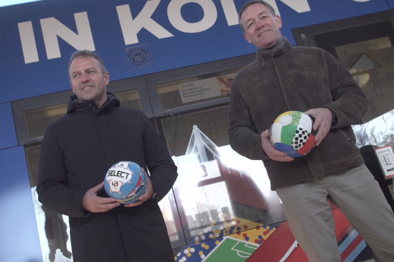Mit Zug zum Tor - und im besonderen Look zur EURO 2024. Hansi Flick und Alfred Gislason haben in Köln eine Straßenbahn vorgestellt, die die Vorfreude auf die Heimturniere im Fuß- und Handball ankurbelt.