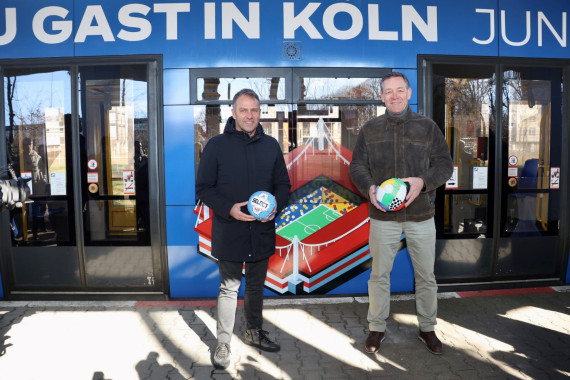 Hansi Flick und Alfred Gislason weihen KVB-Bahn ein