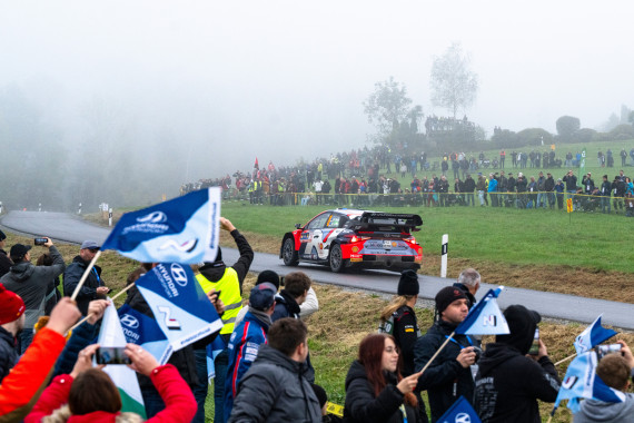 Ab Donnerstag heißt es: Gas geben! Dann werden zehntausende Fans aus aller Welt die insgesamt gut 100 Fahrzeuge b ei der Central European Rally anfeuern