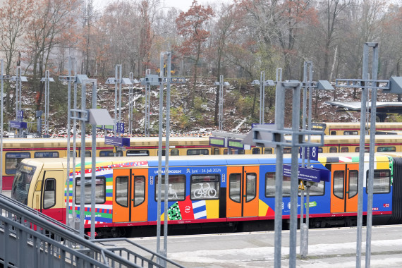 Ein halbes Jahr vor der EM schickt die S-Bahn einen beklebten Zug auf seine erste Fahrt durch Berlin