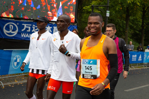 Nyasha Derera beim Berlin Marathon 2022 mit Weltrekordhalter Eliud Kipchoge