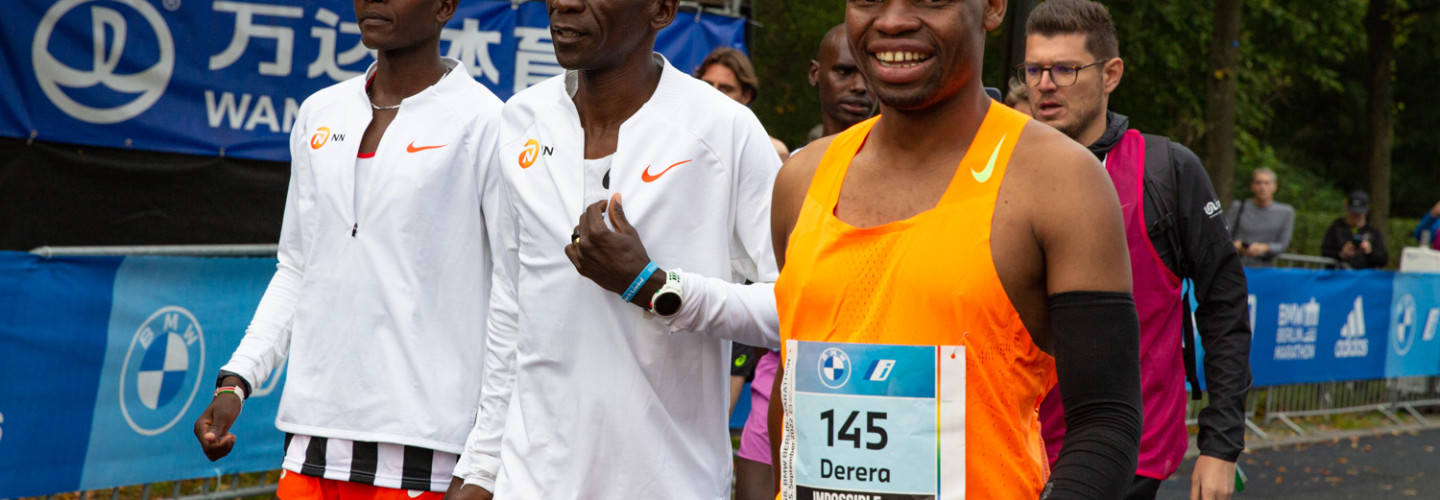 Nyasha Derera beim Berlin Marathon 2022 mit Weltrekordhalter Eliud Kipchoge