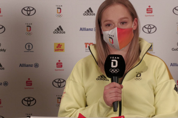 Olympia-Debütantin Anna Berreiter hat im Eiskanal von Yanqinq Silber gewonnen. Am Tag nach ihrem Erfolg war sie zu Gast auf der Pressekonferenz des Team Deutschland.