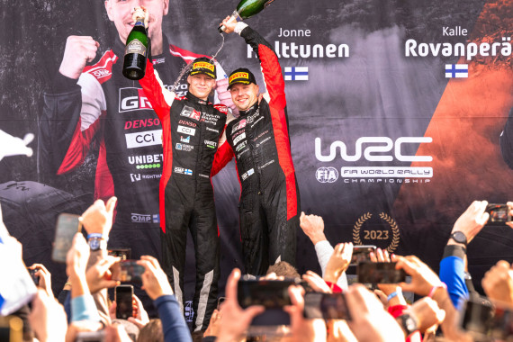 Rallye-Weltmeister Kalle Rovanperä (links) gibt auf der DTM-Plattform sein Rundstrecken-Debüt