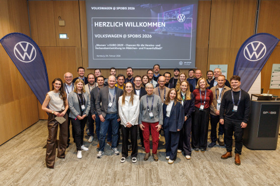 Vertreter der Fußball-Landesverbände, des DFB und Volkswagen