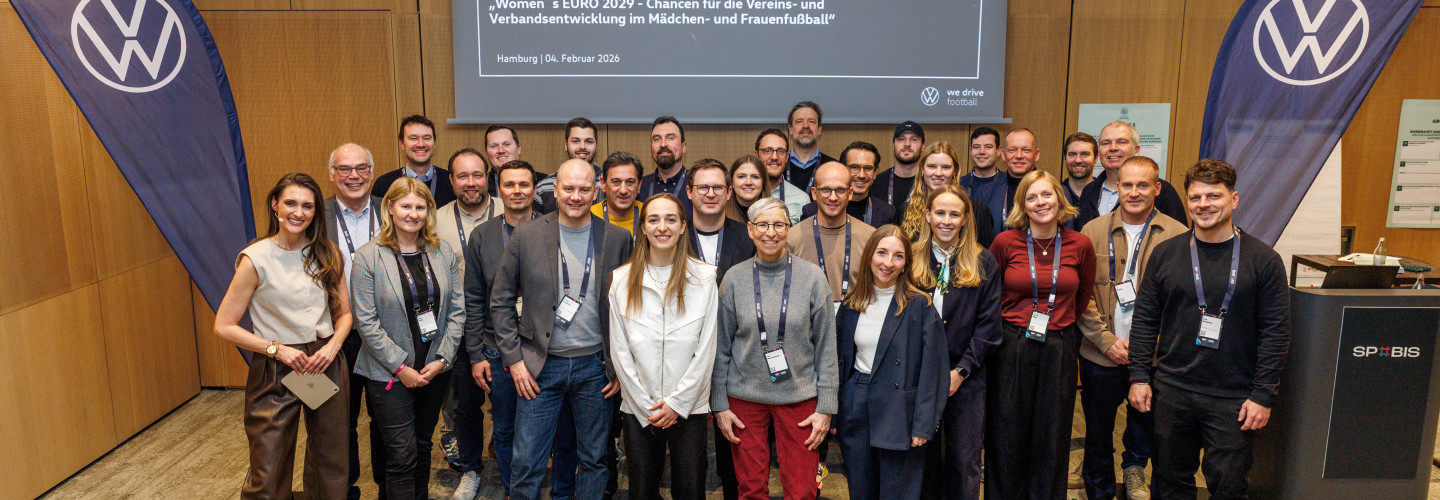 Vertreter der Fußball-Landesverbände, des DFB und Volkswagen