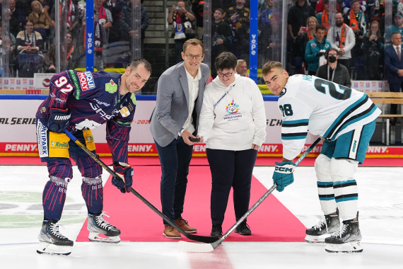 Zeremonieller Puck-drop vor dem Spiel Eisbären vs Sharks (v.l.n.r.): Marcel Noebels, Rob Zepp, Juliana Rößler und Timo Meier