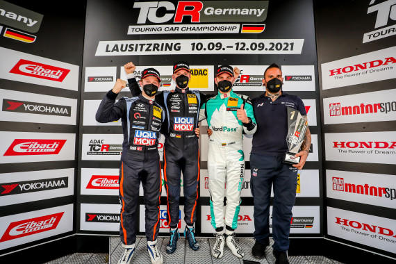 Das Samstagspodium der ADAC TCR Germany auf dem Lausitzring