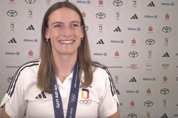 Im Interview wird Kanutin Ricarda Funk von der Nachricht überrascht, dass sie auf der Abschlussfeier bei den European Games 2023 in Krakau die Fahne für das Team Deutschland tragen darf.